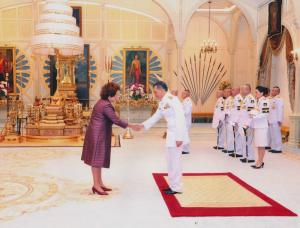 A embaixadora brasileira Ana Cabral entrega as suas credenciais ao rei da Tailândia, Maha Vajiralongkorn, que é também um dos homens mais ricos do planeta.